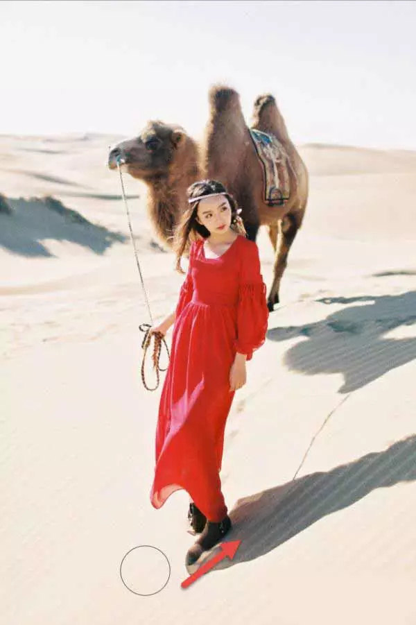 给牵着骆驼的红裙美女模特P出大长腿,PSDEE.COM
