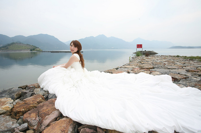 Photoshop给河边婚片加上唯美的霞光