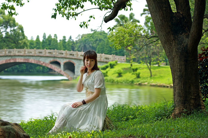 Photoshop给河边树下的人物加上唯美的晨曦