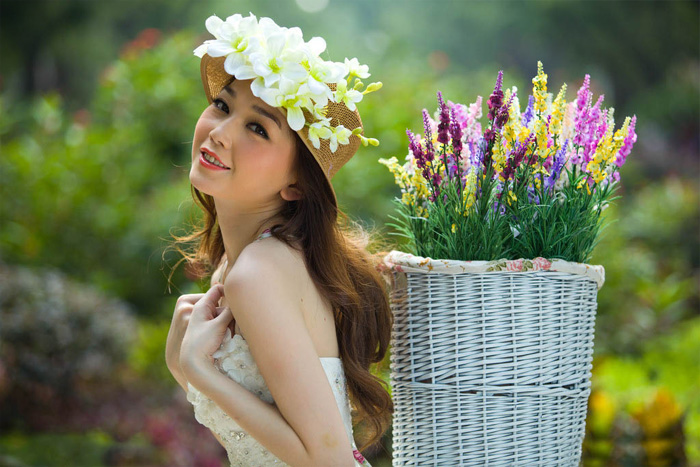 Photoshop给特色美女婚片加上甜美的蓝紫色